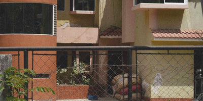 Partial view of a residential building with a wire fence in front in Guatemala